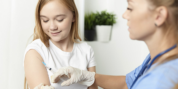 menina adolescente tomando vacina do HPV