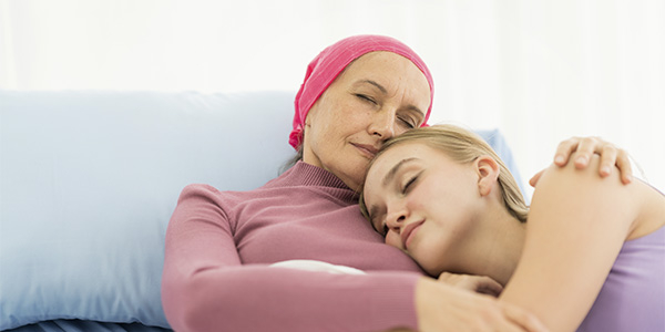 Mulher com leucemia abraçada com sua filha