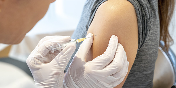 mulher tomando vacina da hepatite B
